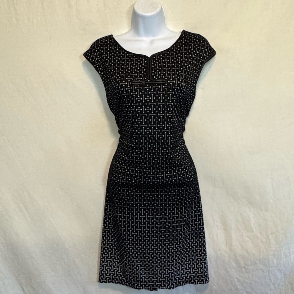D-32 Sophie Max Black & White Cap Sleeve Pullover MIDI Dress Size M